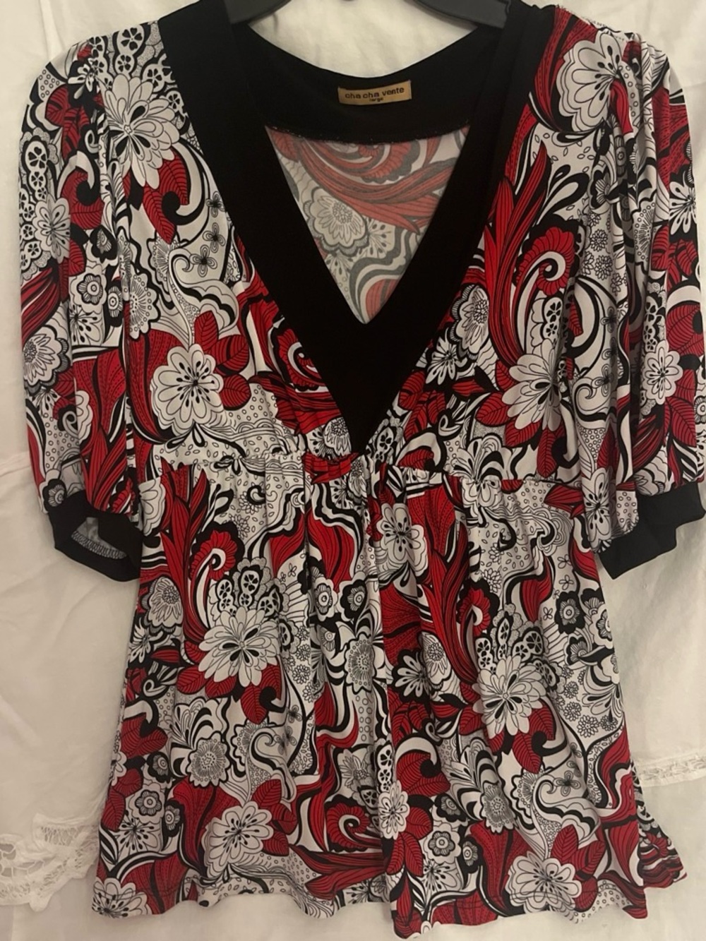 cha cha vente Red Black White Floral V-Neck Blouse